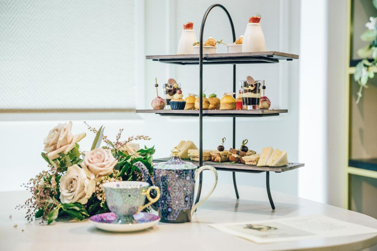 เฟเบิล โอ๊คแลนด์ เอ็มแกลเลอรี Hotel ภายนอก รูปภาพ Afternoon tea at the Mandarin Oriental, Singapore
