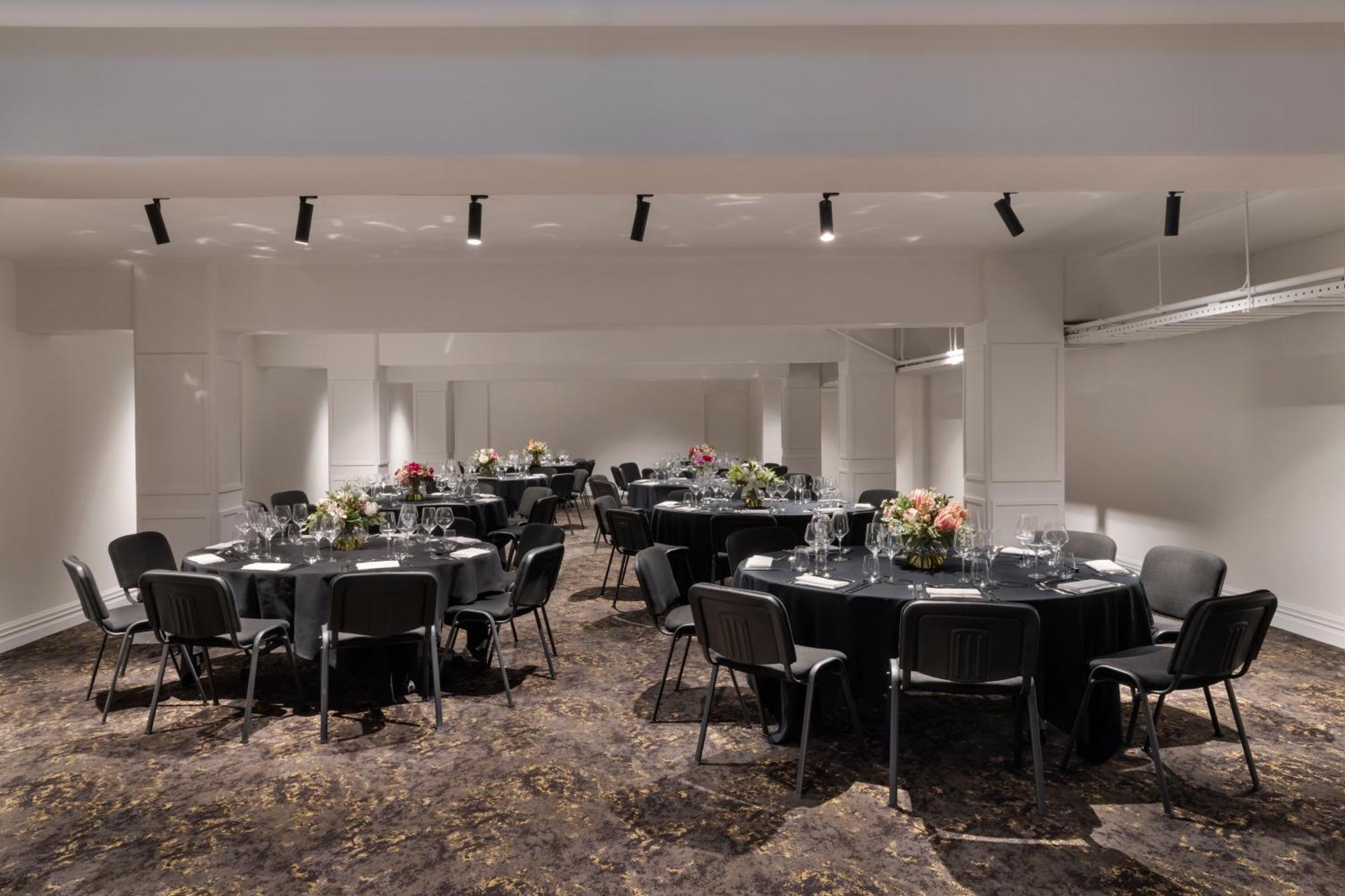 เฟเบิล โอ๊คแลนด์ เอ็มแกลเลอรี Hotel ภายนอก รูปภาพ The ballroom at the hotel