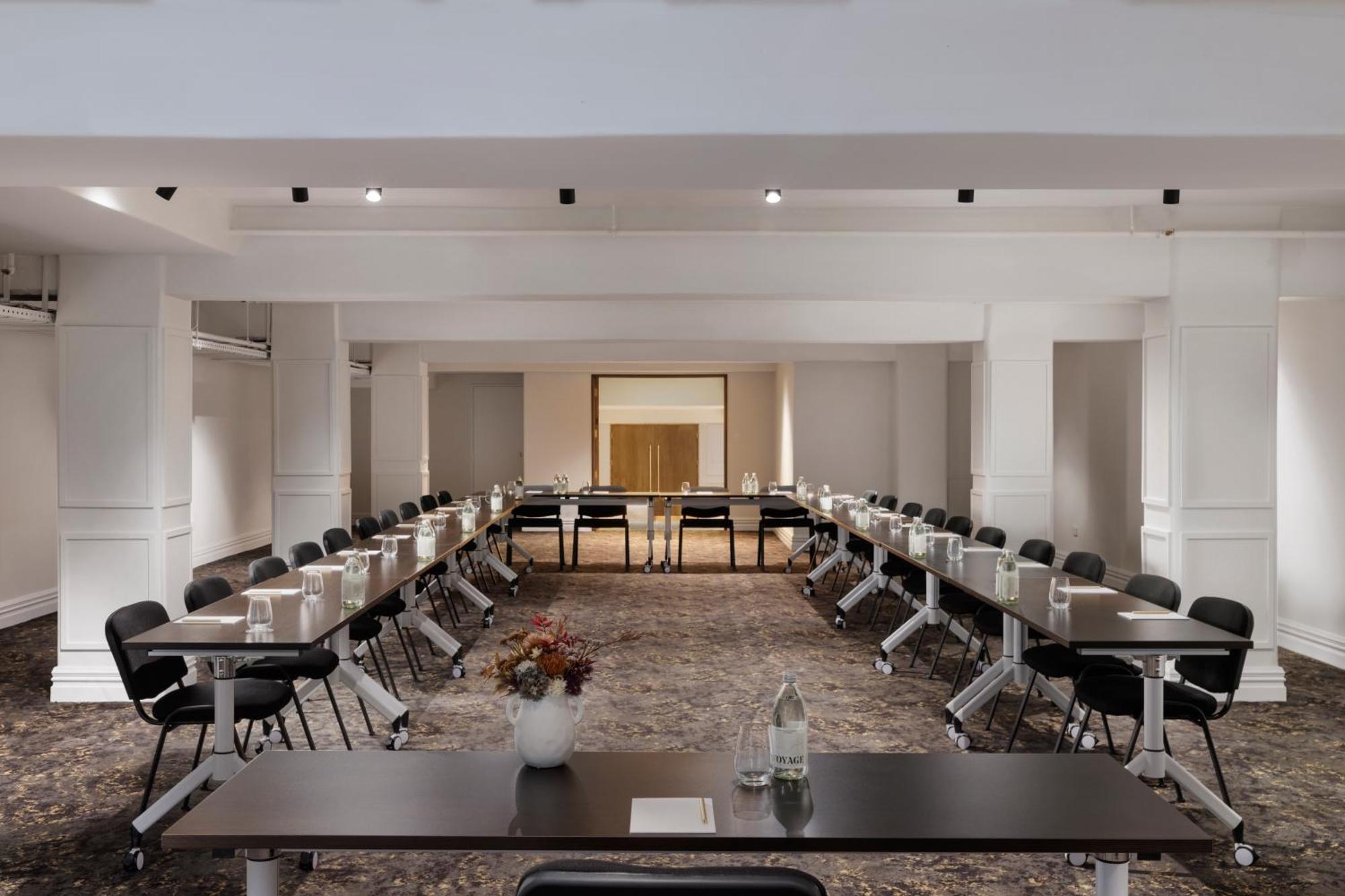 เฟเบิล โอ๊คแลนด์ เอ็มแกลเลอรี Hotel ภายนอก รูปภาพ The U-shaped meeting room