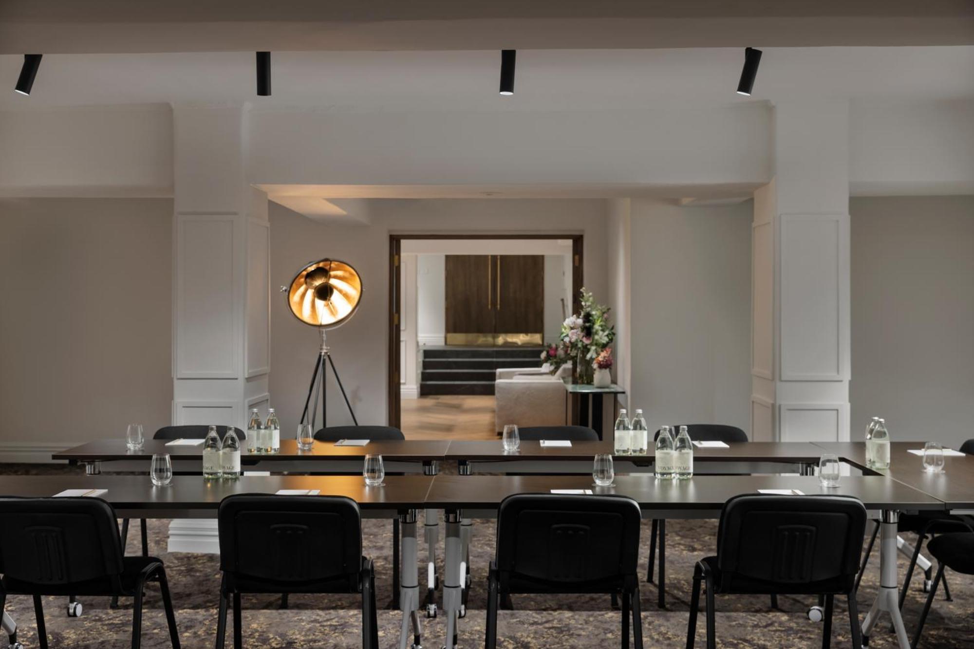 เฟเบิล โอ๊คแลนด์ เอ็มแกลเลอรี Hotel ภายนอก รูปภาพ The meeting room