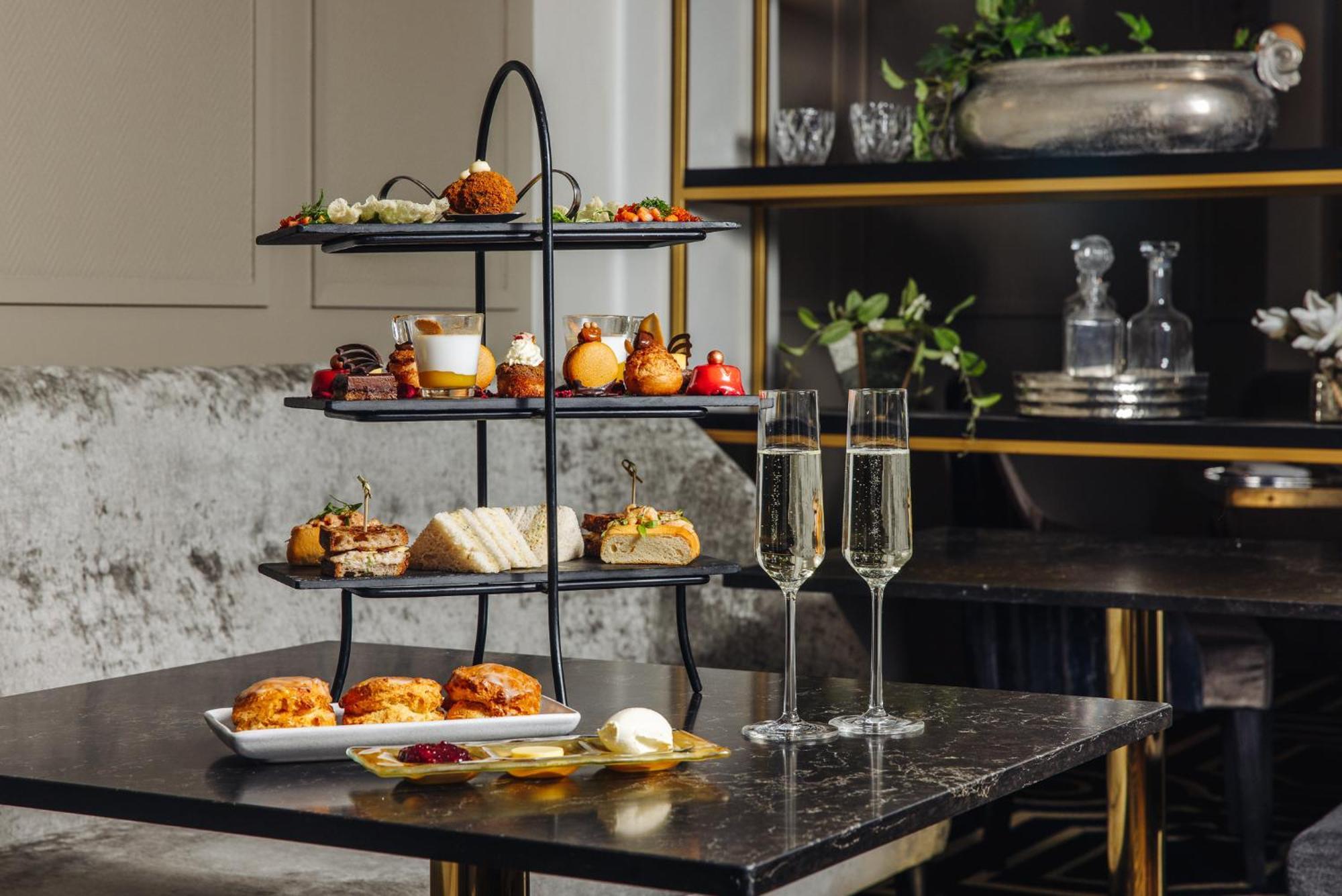 เฟเบิล โอ๊คแลนด์ เอ็มแกลเลอรี Hotel ภายนอก รูปภาพ Afternoon tea at The Ivy, Bath
