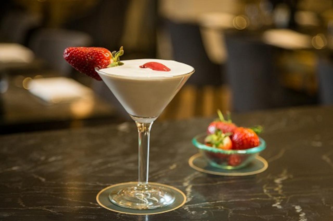 เฟเบิล โอ๊คแลนด์ เอ็มแกลเลอรี Hotel ภายนอก รูปภาพ A strawberry martini