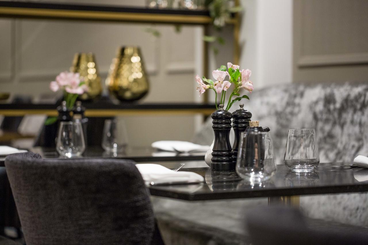 เฟเบิล โอ๊คแลนด์ เอ็มแกลเลอรี Hotel ภายนอก รูปภาพ Interior of the restaurant