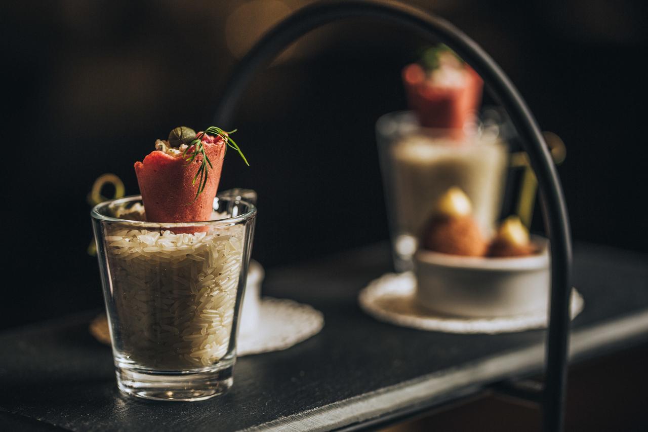 เฟเบิล โอ๊คแลนด์ เอ็มแกลเลอรี Hotel ภายนอก รูปภาพ A shot glass filled with a cocktail