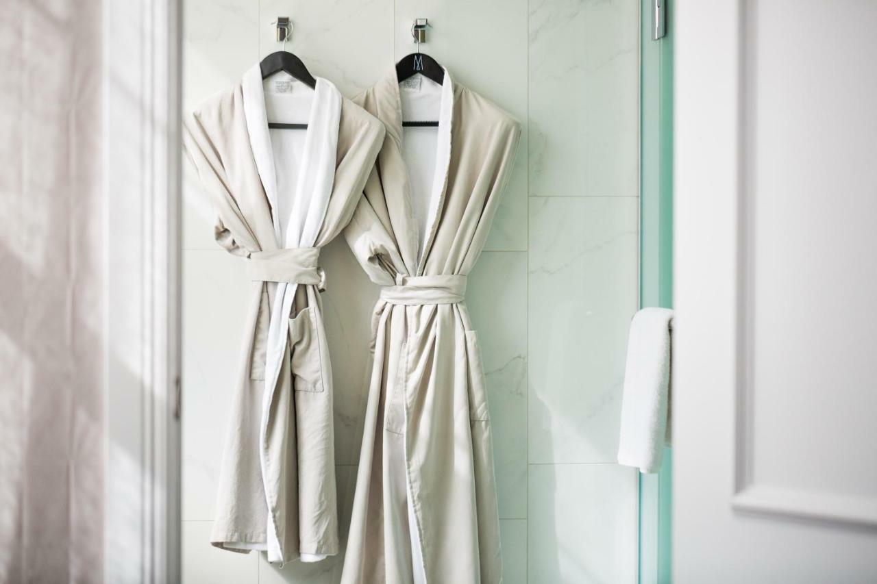 เฟเบิล โอ๊คแลนด์ เอ็มแกลเลอรี Hotel ภายนอก รูปภาพ Two bathrobes